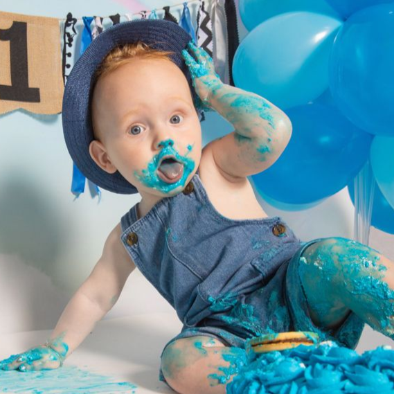cakesmash, 1 jaar, feest, vieren, taart, 10 jaar, 30 jaar, 40 jaar, 50 jaar, koekiemonster, spathetti, donut, badje, knoeien