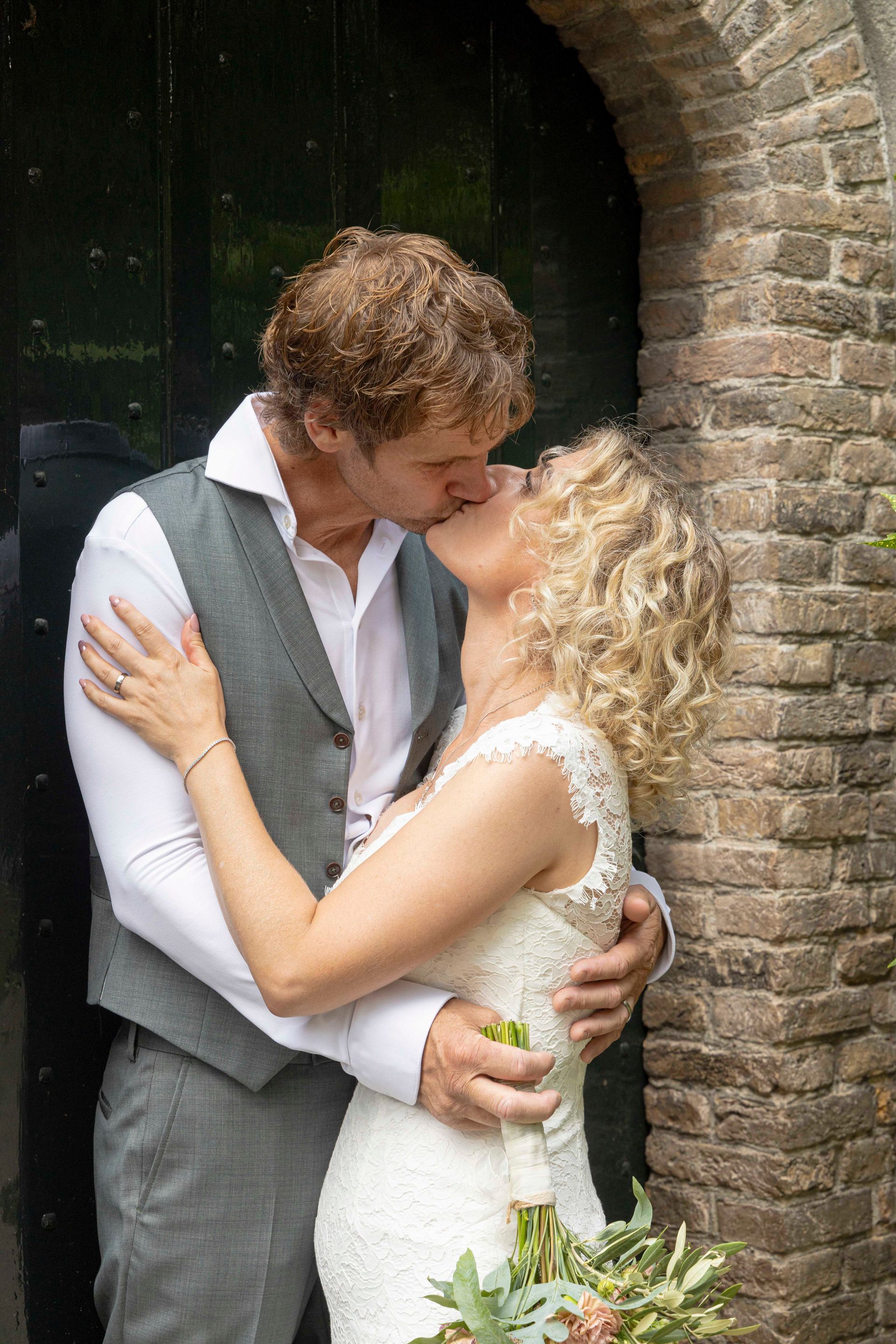 Trouwen met de leukste fotograaf op jullie huwelijk. Bruidsfotograaf Tiel en de Betuwe, maakt spontane trouwfoto's