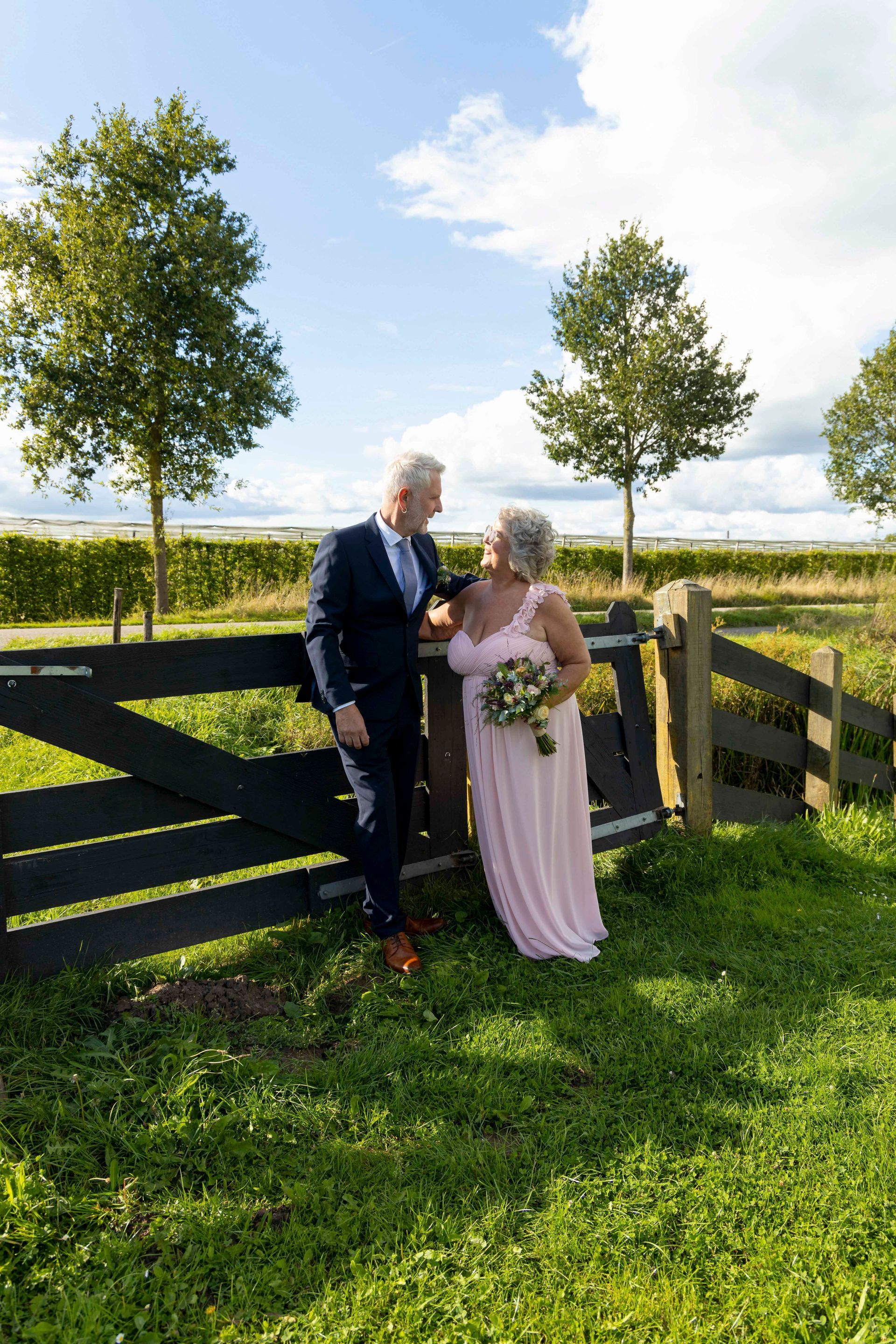 De leukste trouwfotograaf van Tiel en de Betuwe maakt spontane foto's van het bruidspaar