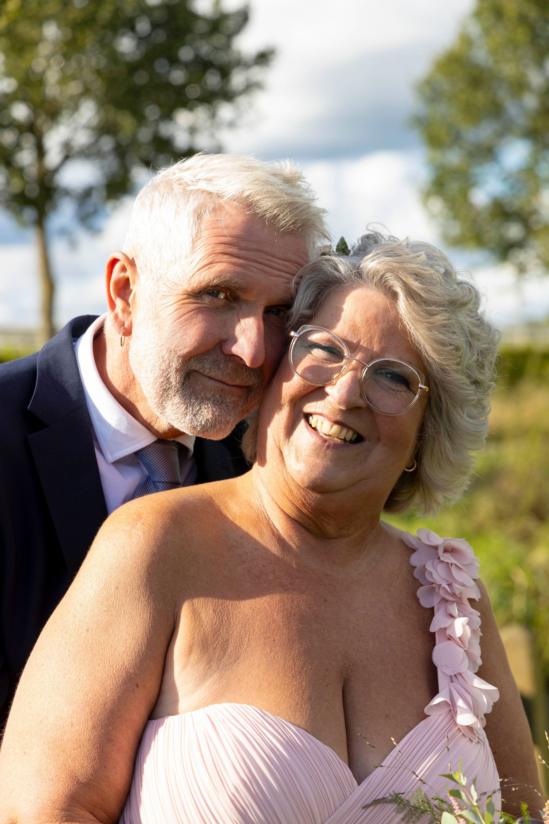 De leukste trouwfotograaf van Tiel en de Betuwe maakt spontane foto's van het bruidspaar