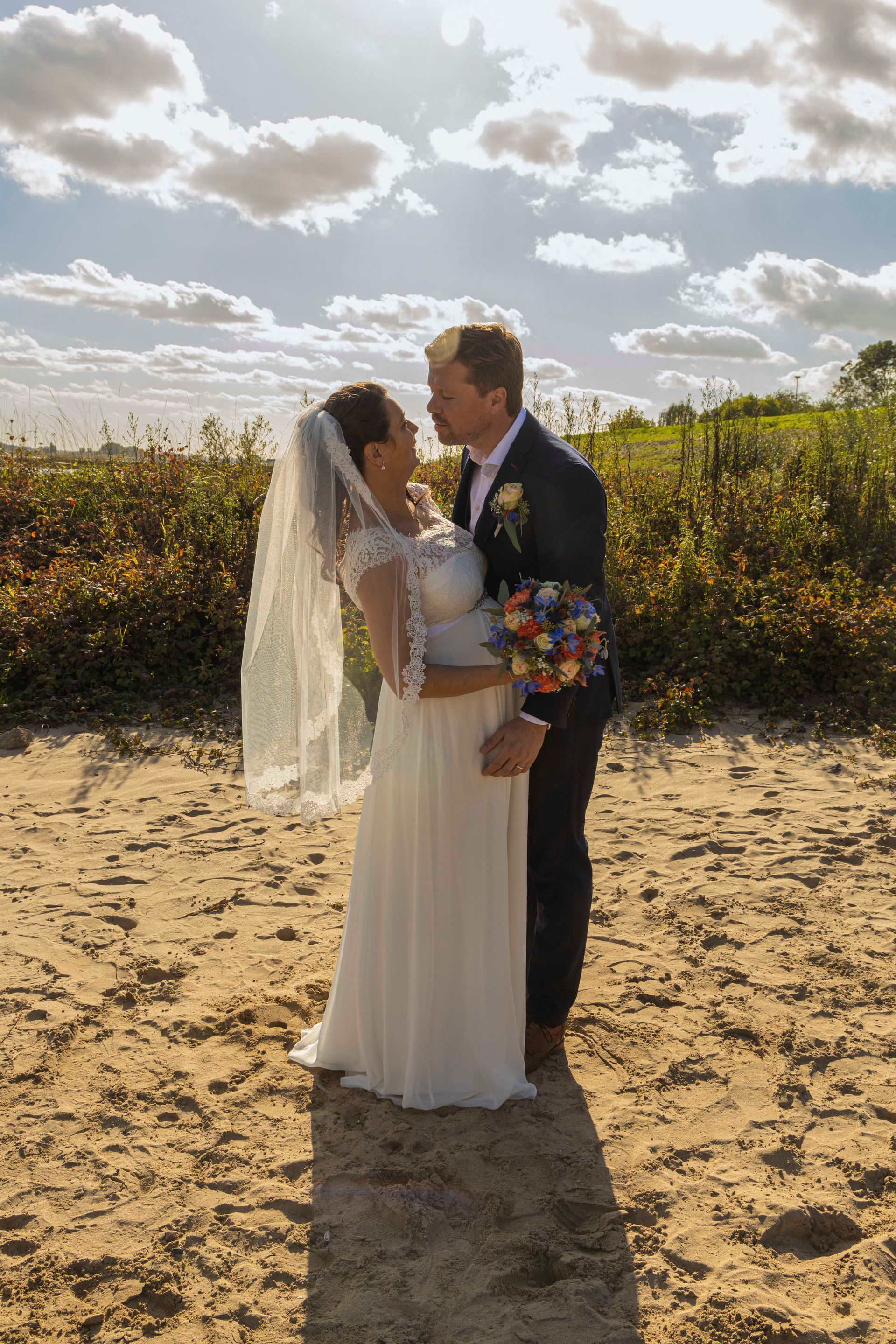 De leukste trouwfotograaf van Tiel en de Betuwe maakt spontane foto's van het bruidspaar