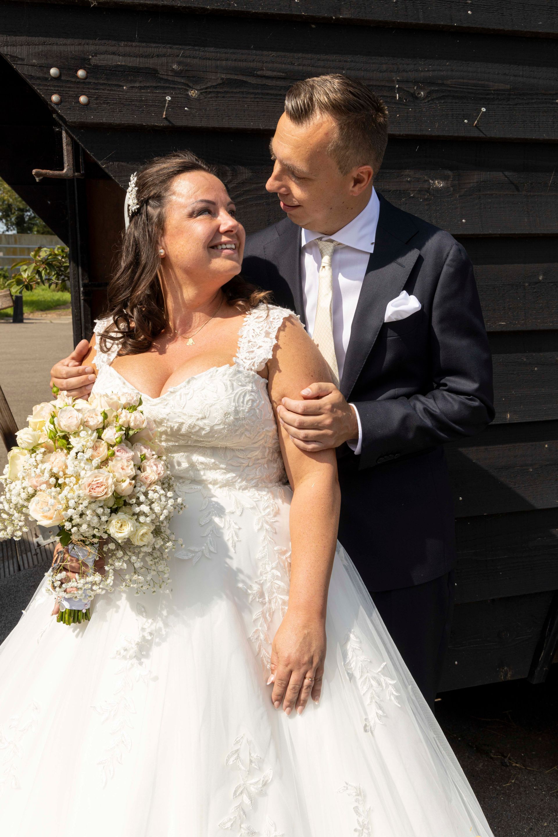 Trouwen met de leukste fotograaf op jullie huwelijk. Bruidsfotograaf Tiel en de Betuwe, maakt spontane trouwfoto's