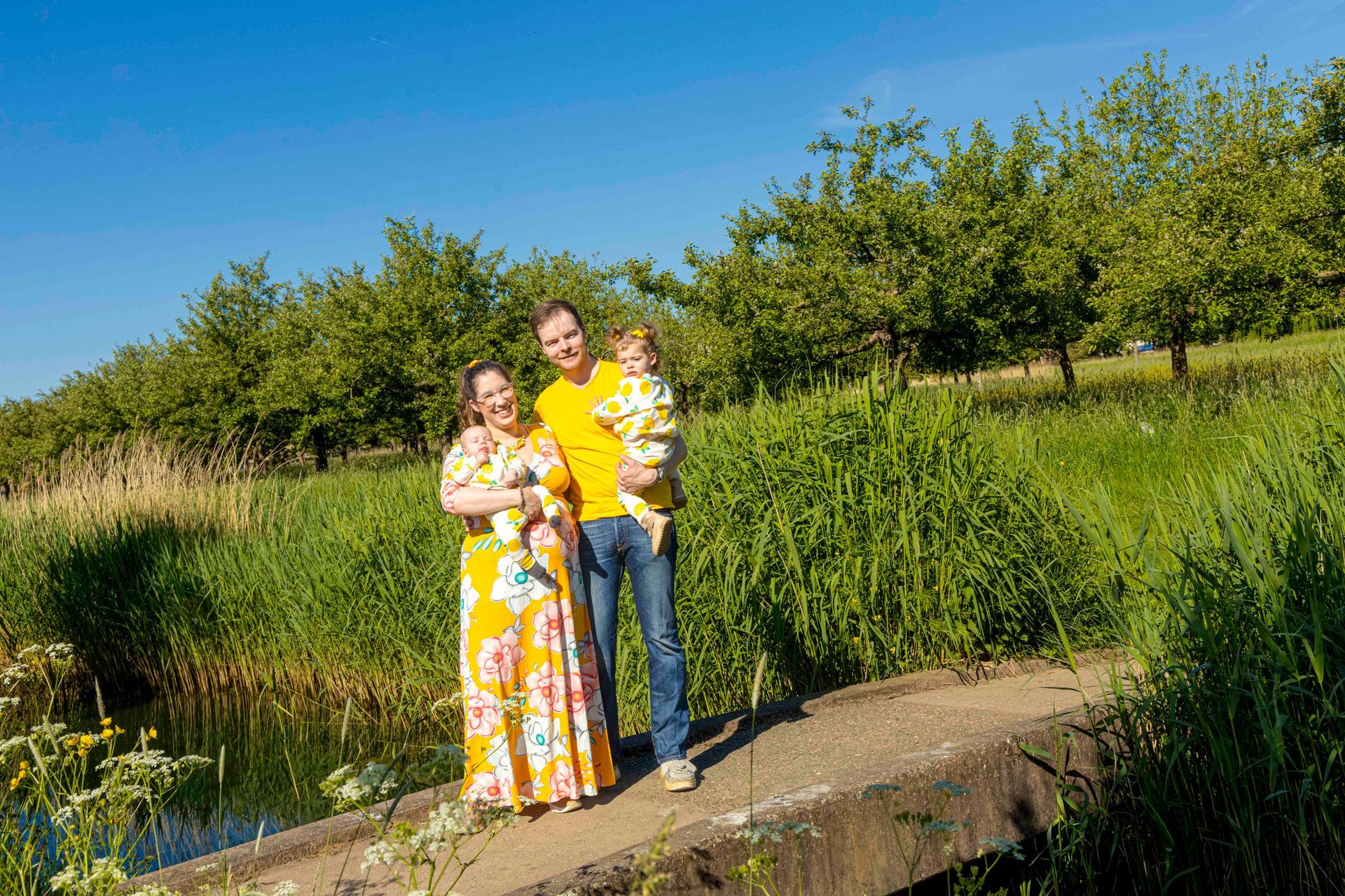 familiefotoshoot, familiefoto fotoshoot buiten, buiten locatie, tiel, fotoshoot met familie