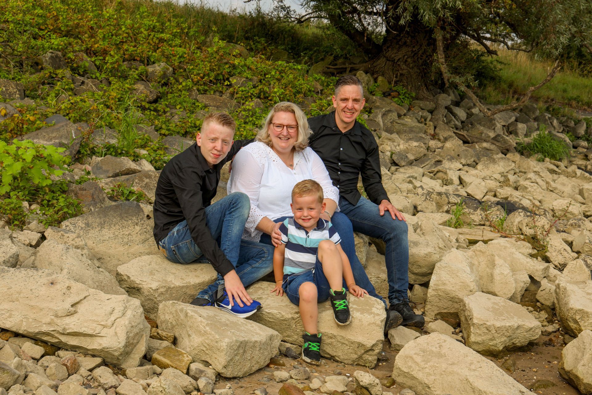familiefotoshoot, familiefoto fotoshoot buiten, buiten locatie, tiel, fotoshoot met familie