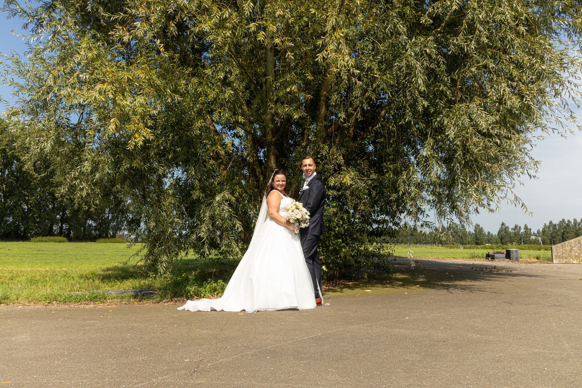 De leukste trouwfotograaf van Tiel en de Betuwe maakt spontane foto's van het bruidspaar