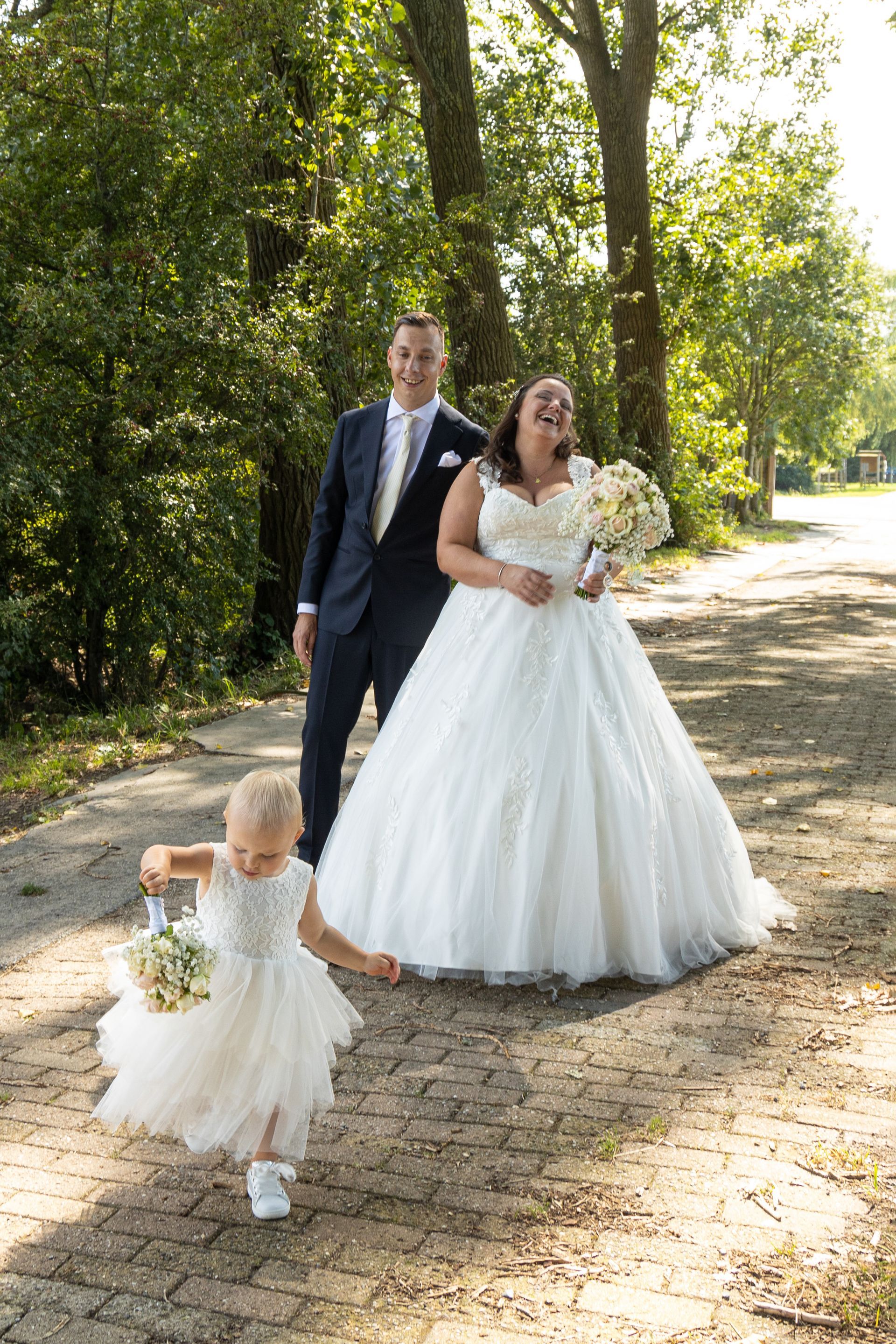 Trouwen met de leukste fotograaf op jullie huwelijk. Bruidsfotograaf Tiel en de Betuwe, maakt spontane trouwfoto's