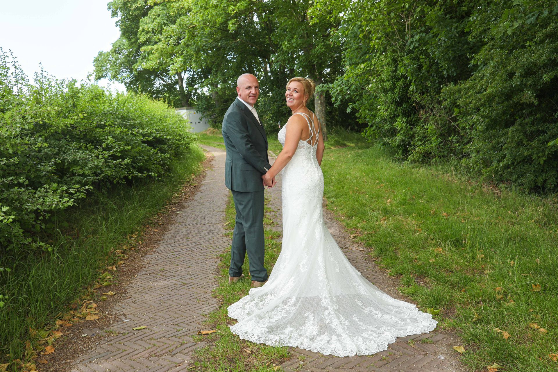 Trouwen met de leukste fotograaf op jullie huwelijk. Bruidsfotograaf Tiel en de Betuwe, maakt spontane trouwfoto's