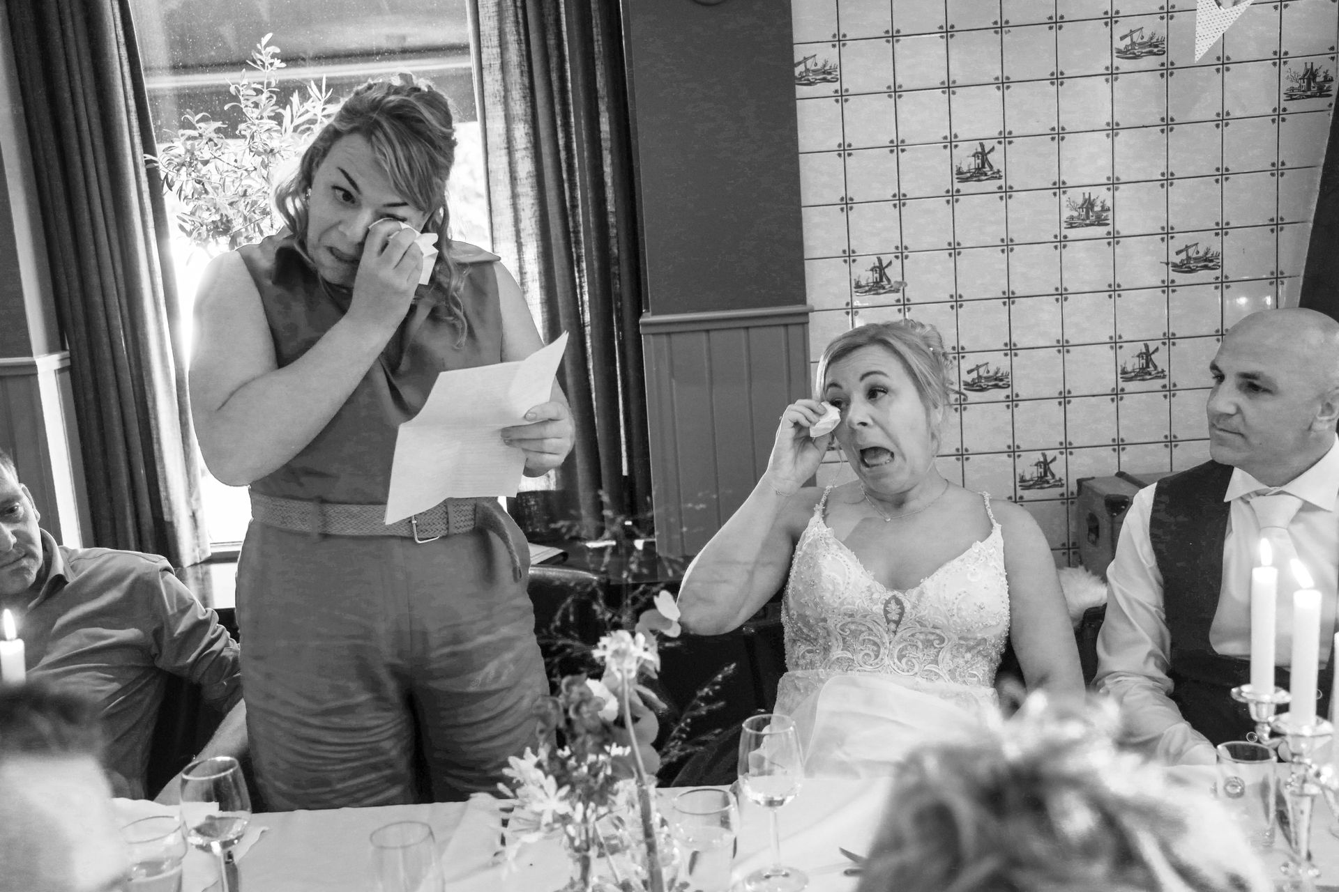 Trouwen met de leukste fotograaf op jullie huwelijk. Bruidsfotograaf Tiel en de Betuwe, maakt spontane trouwfoto's