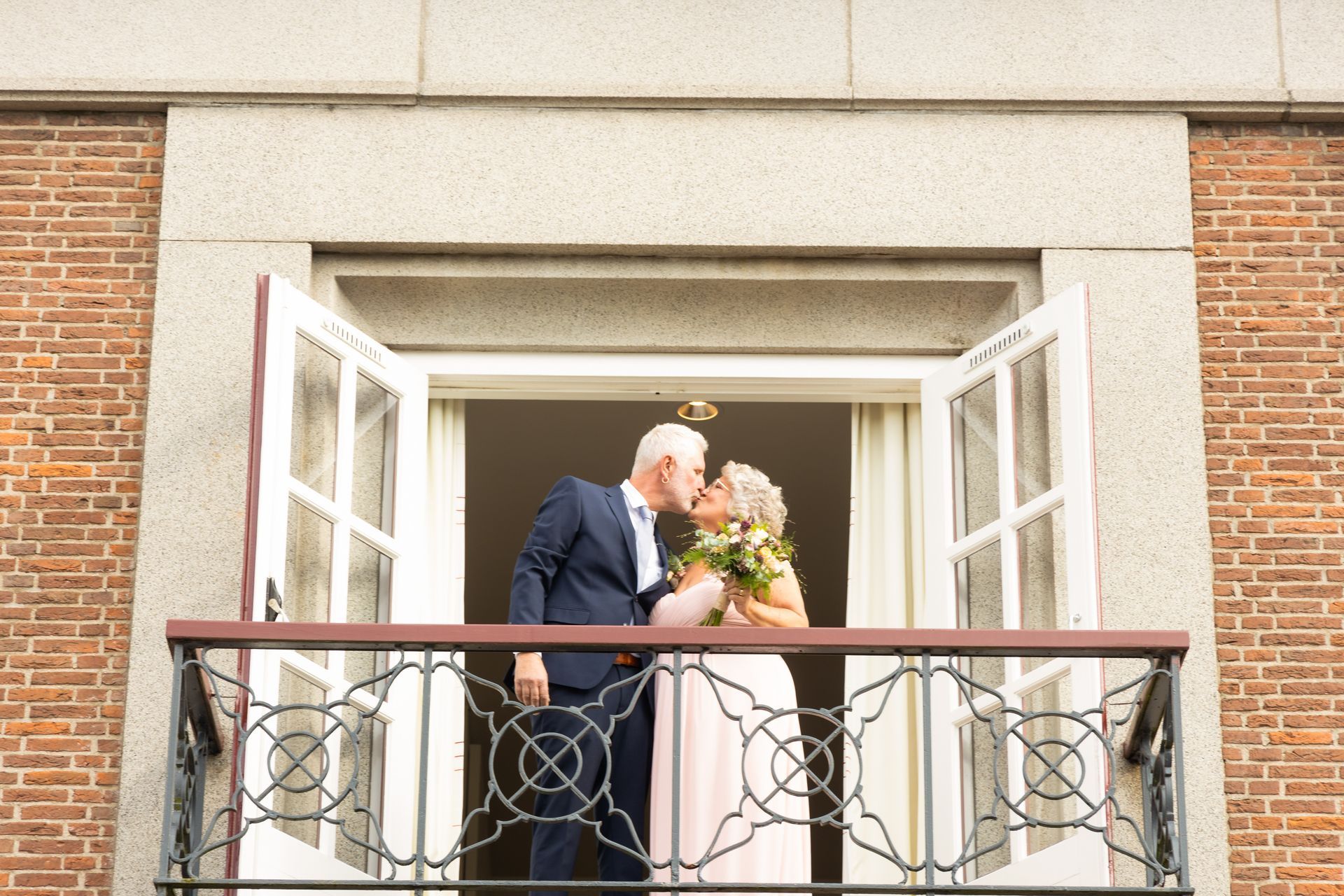 De leukste trouwfotograaf van Tiel en de Betuwe maakt spontane foto's van het bruidspaar