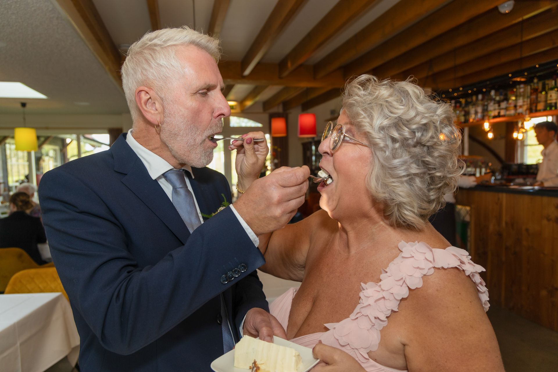 Trouwen met de leukste fotograaf op jullie huwelijk. Bruidsfotograaf Tiel en de Betuwe, maakt spontane trouwfoto's