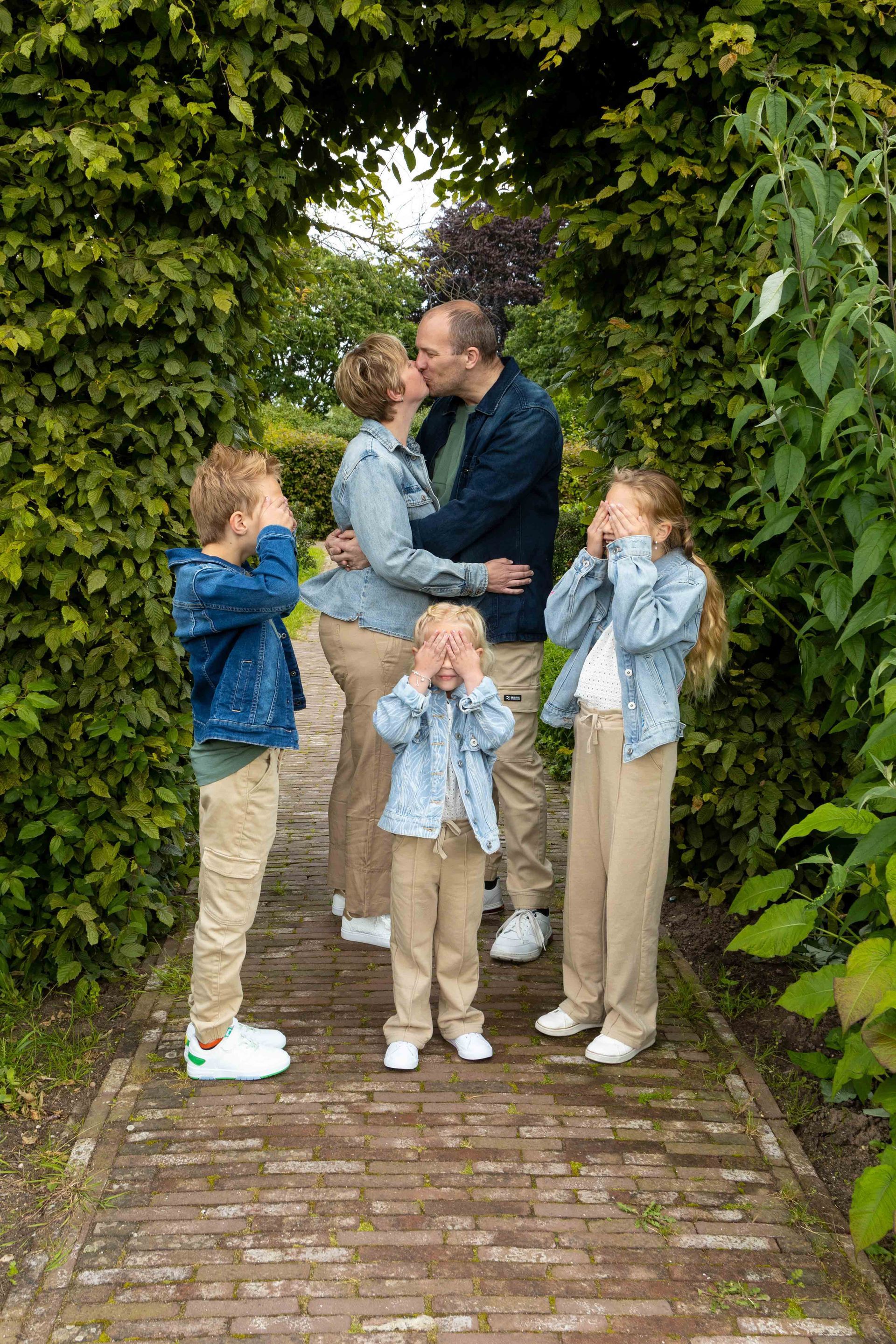 Gezin op de foto. Familie op de foto in het LIngewaal park in Tiel. De leukste familiefotofotograaf van de Betuwe