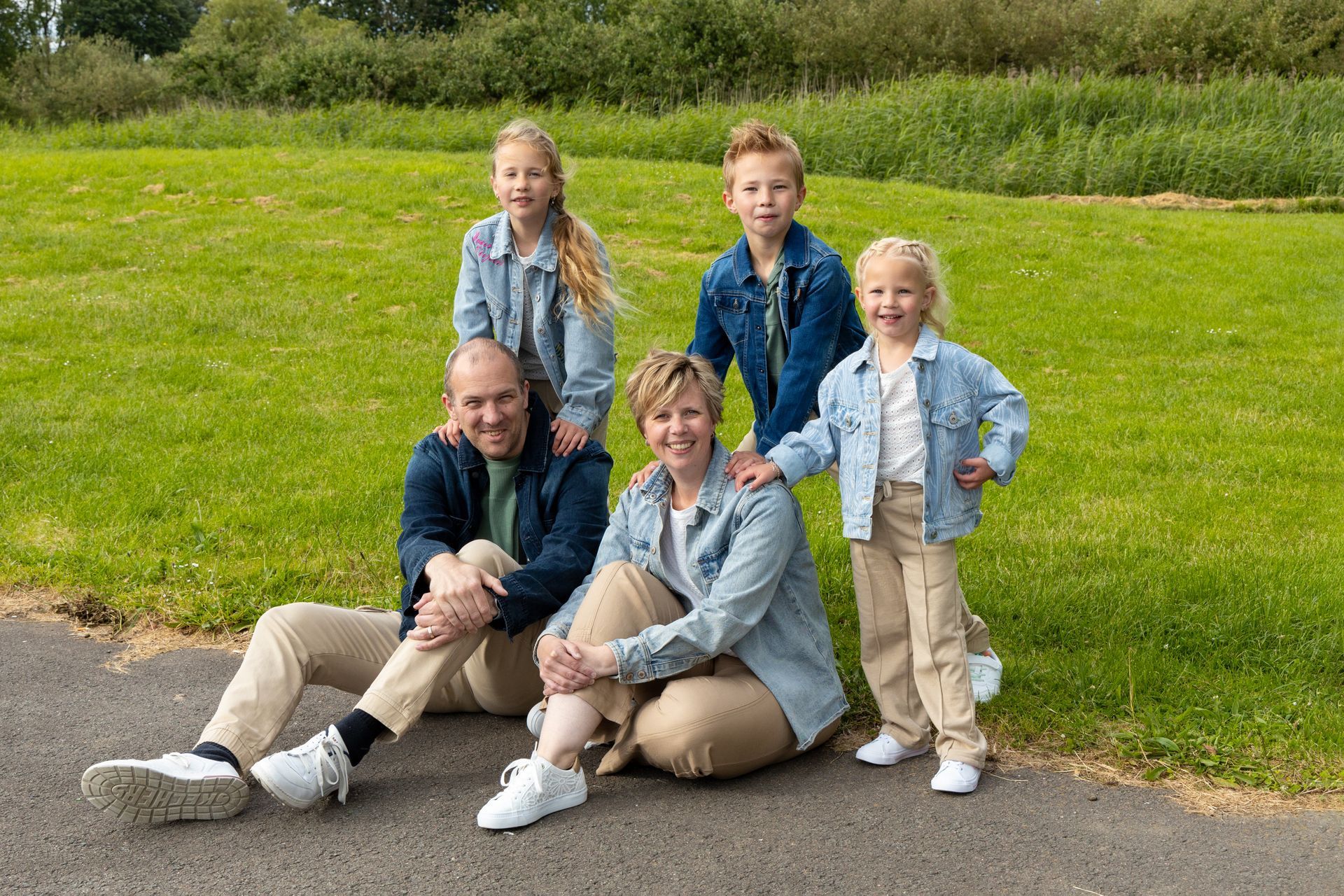 Gezin op de foto, fotoshoot studio, neven en nichten op de foto