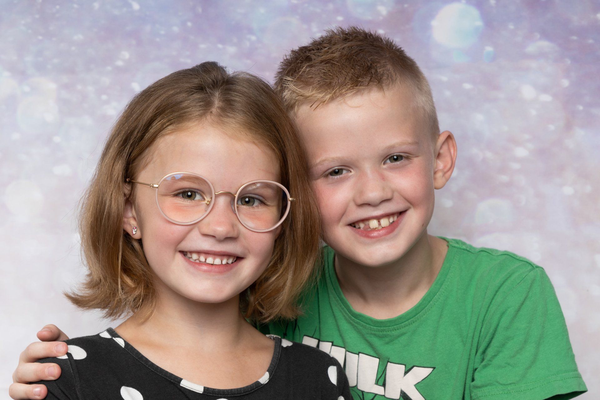 broer zus foto, de leukste schoolfoto, broer/zus foto, schoolfotograaf, tiel, Lisenka Pauw Fotografie