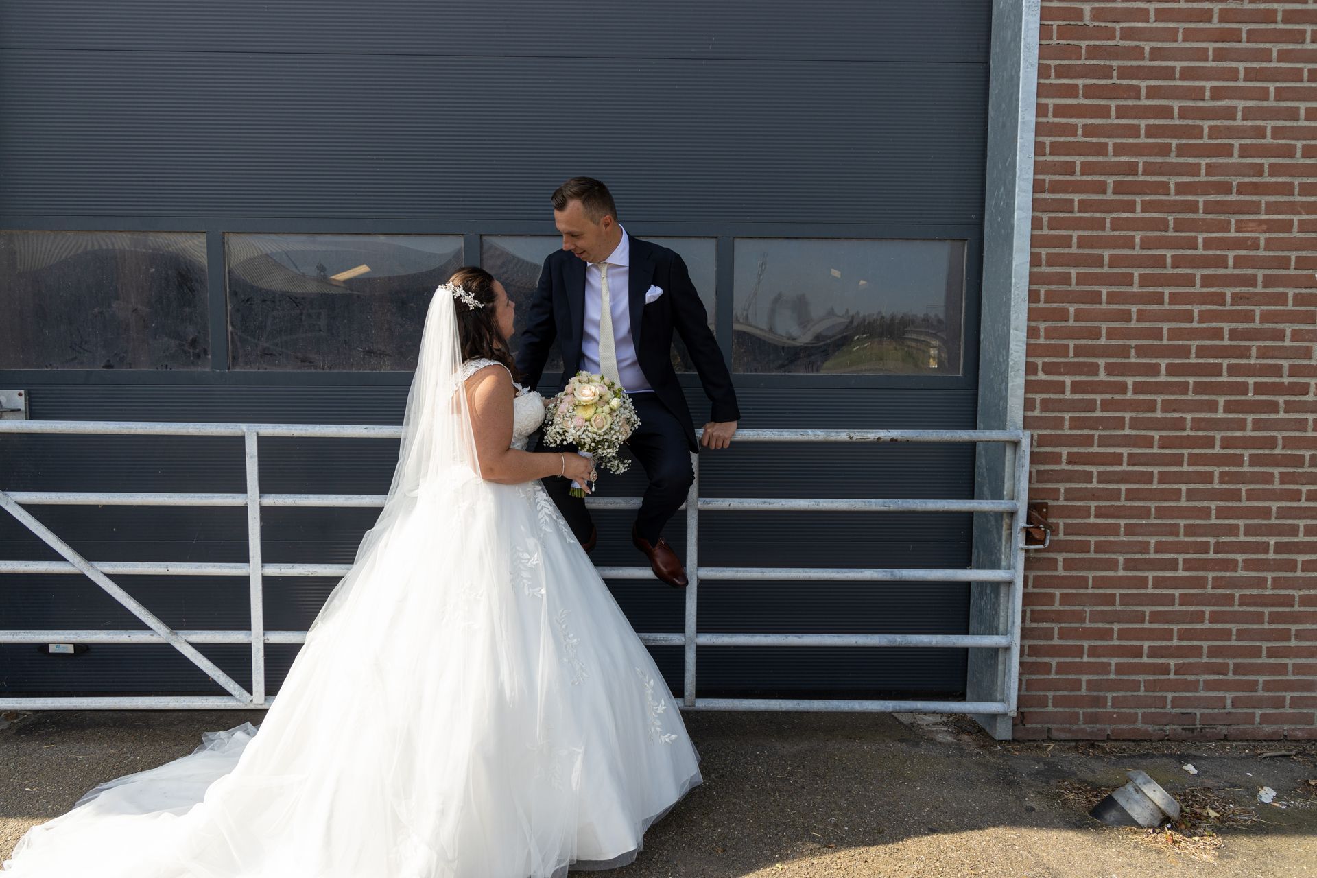 De leukste trouwfotograaf van Tiel en de Betuwe maakt spontane foto's van het bruidspaar