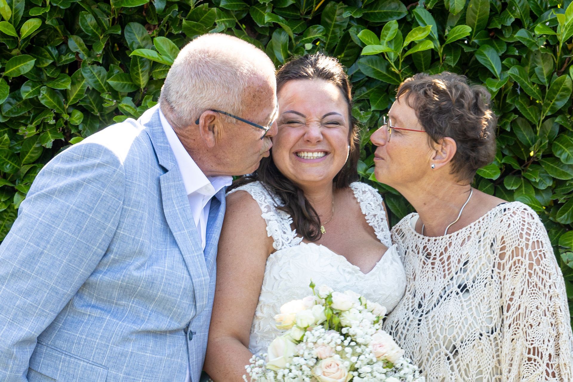 Trouwen met de leukste fotograaf op jullie huwelijk. Bruidsfotograaf Tiel en de Betuwe, maakt spontane trouwfoto's