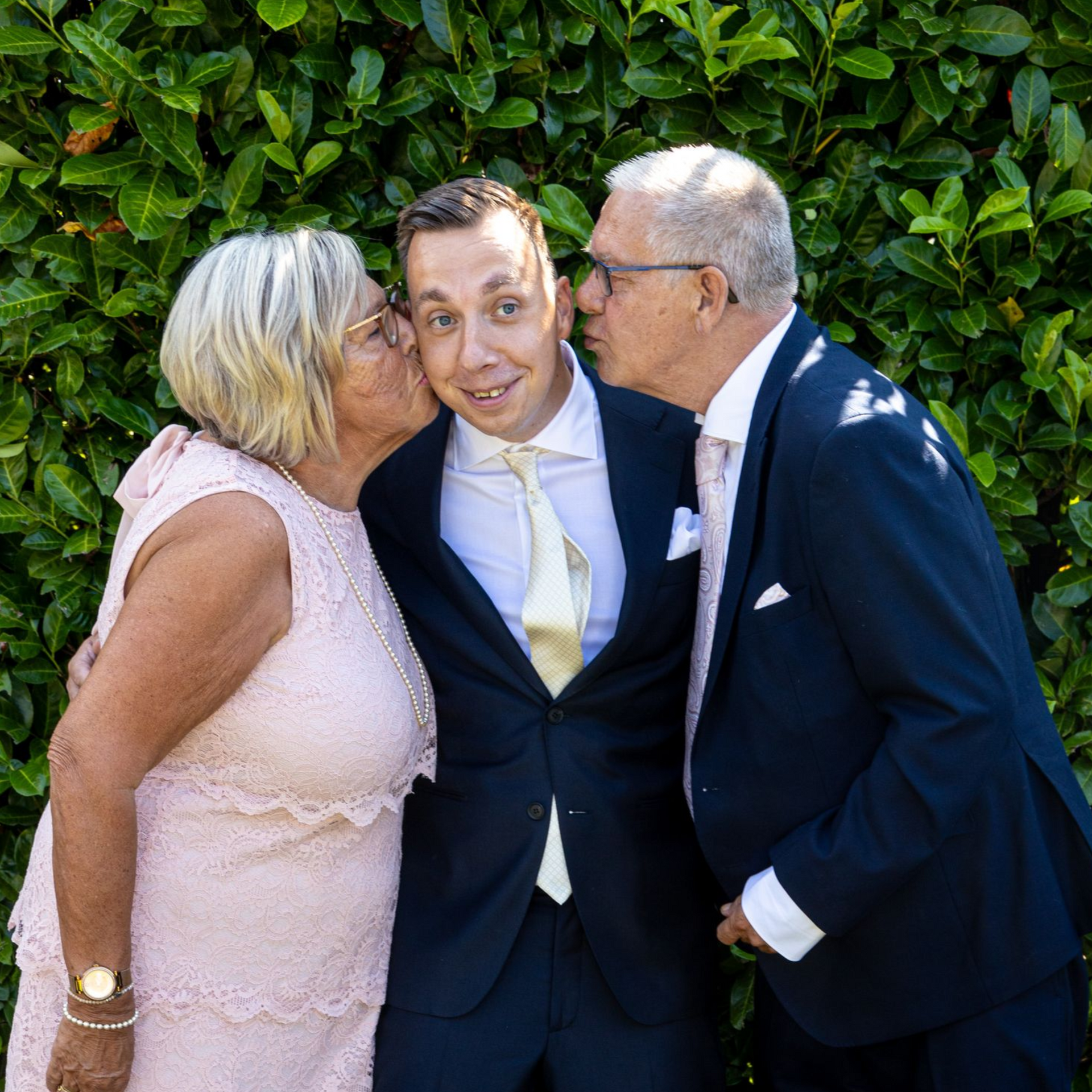 Trouwen met de leukste fotograaf op jullie huwelijk. Bruidsfotograaf Tiel en de Betuwe, maakt spontane trouwfoto's