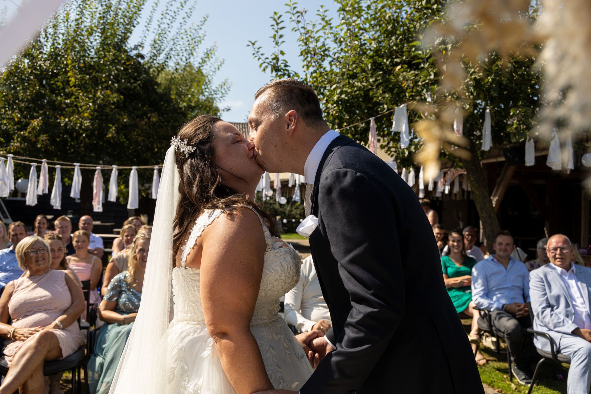 Trouwen met de leukste fotograaf op jullie huwelijk. Bruidsfotograaf Tiel en de Betuwe, maakt spontane trouwfoto's