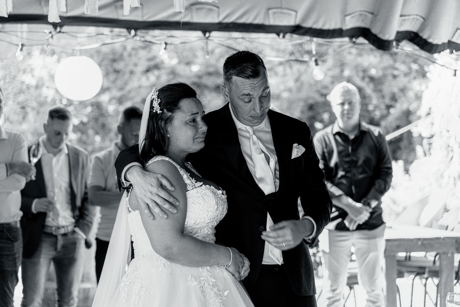 Trouwen met de leukste fotograaf op jullie huwelijk. Bruidsfotograaf Tiel en de Betuwe, maakt spontane trouwfoto's