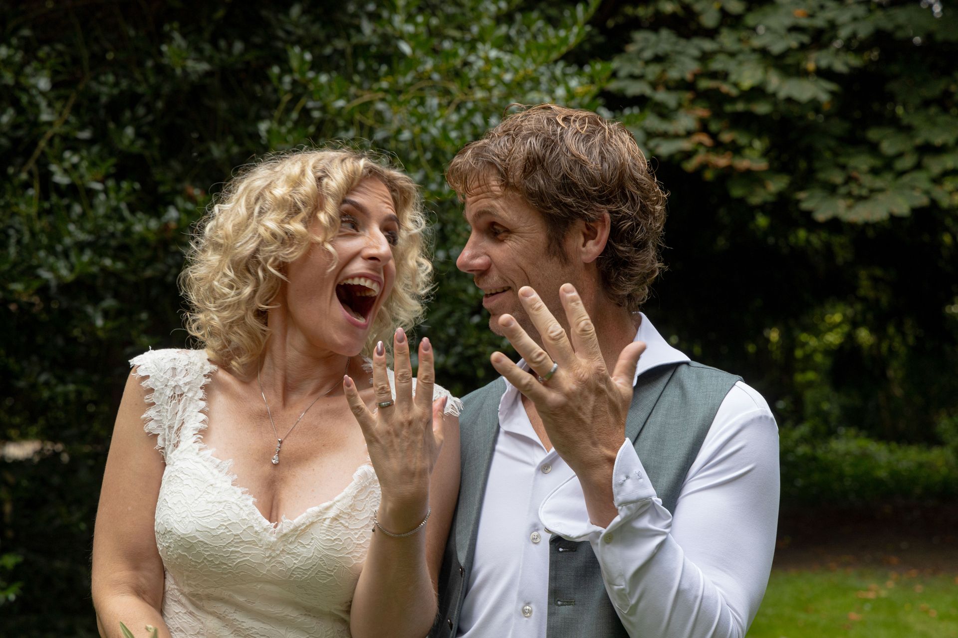 De leukste trouwfotograaf van Tiel en de Betuwe maakt spontane foto's van het bruidspaar