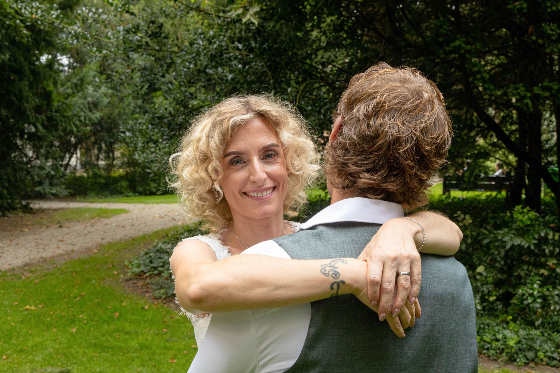Trouwen met de leukste fotograaf op jullie huwelijk. Bruidsfotograaf Tiel en de Betuwe, maakt spontane trouwfoto's