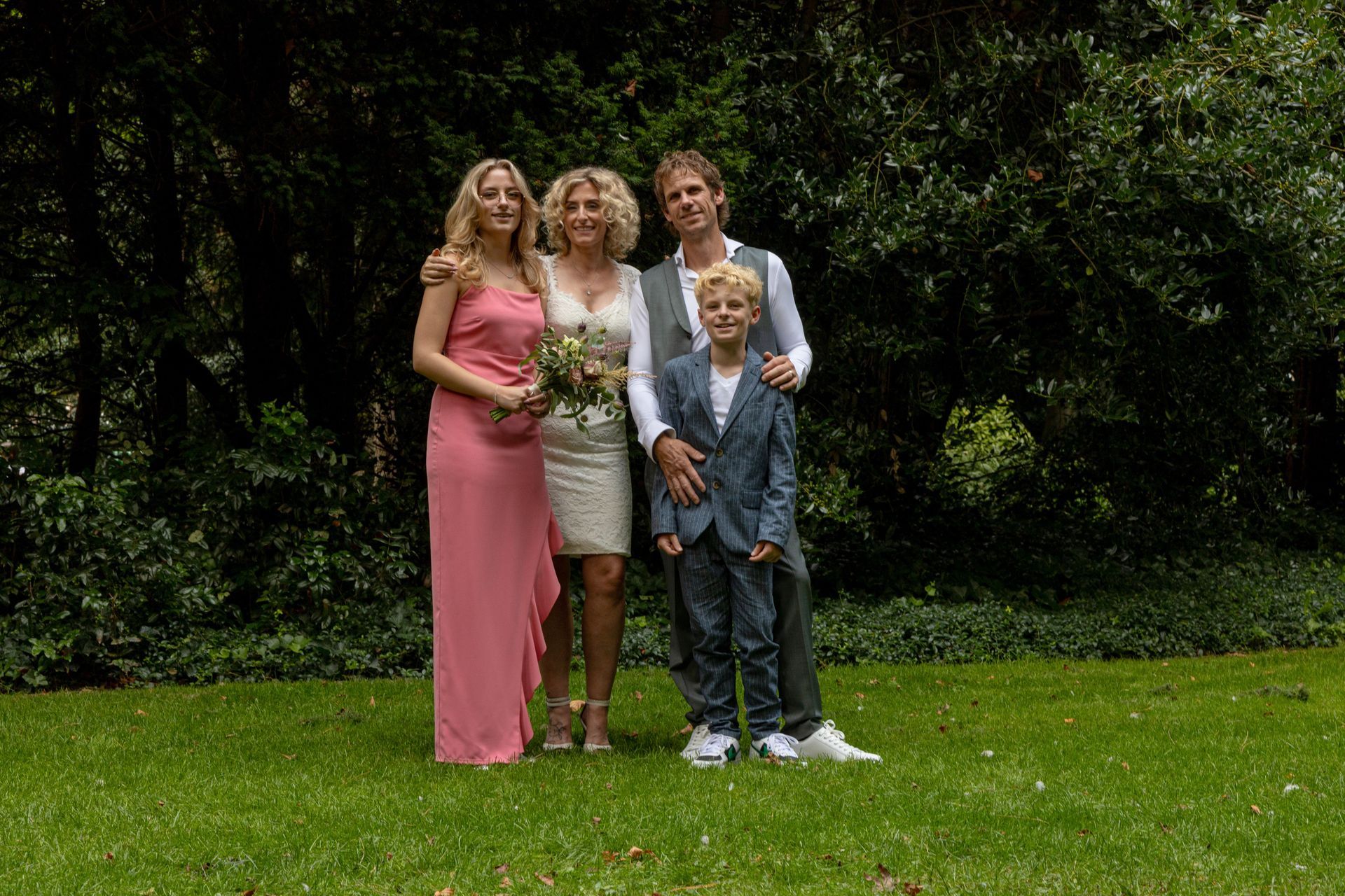 Trouwen met de leukste fotograaf op jullie huwelijk. Bruidsfotograaf Tiel en de Betuwe, maakt spontane trouwfoto's