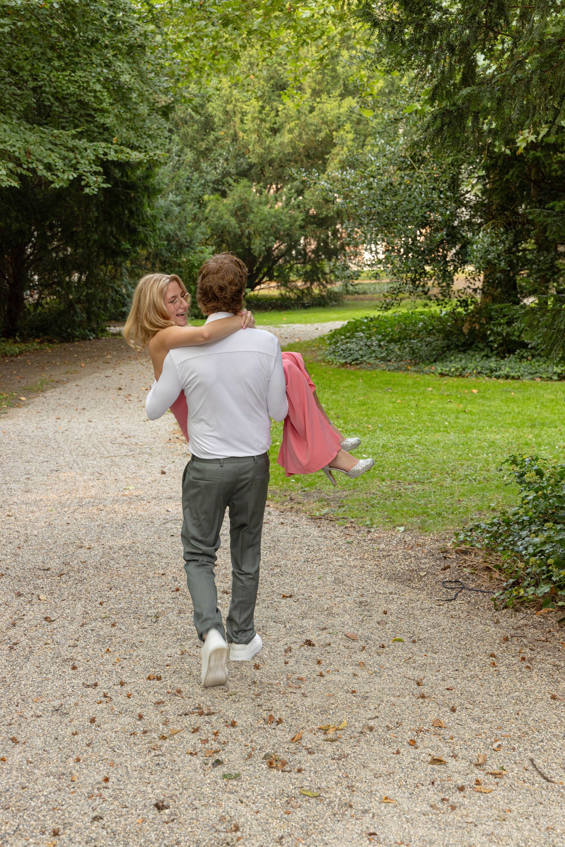 Trouwen met de leukste fotograaf op jullie huwelijk. Bruidsfotograaf Tiel en de Betuwe, maakt spontane trouwfoto's