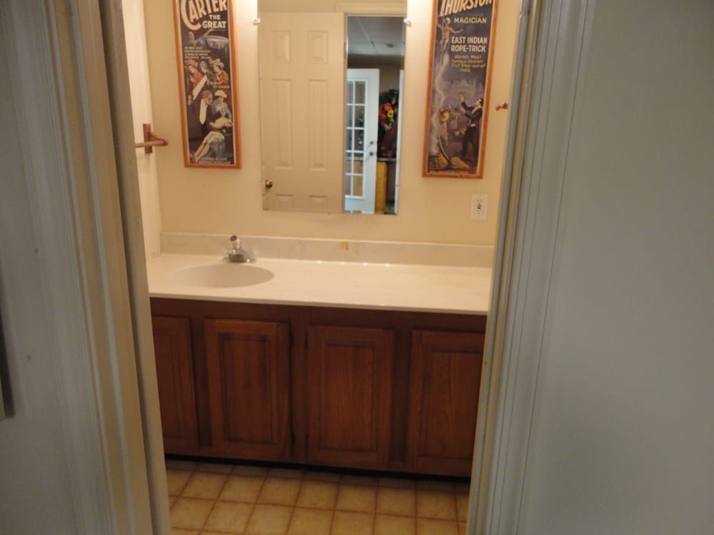 A bathroom with a sink and a mirror.
