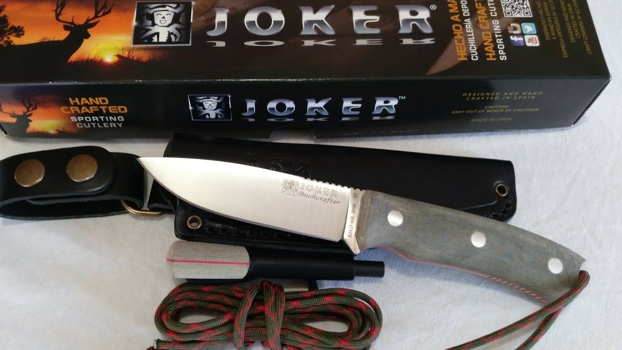 Joker nož z lesenimi ročaji na leseni mizi