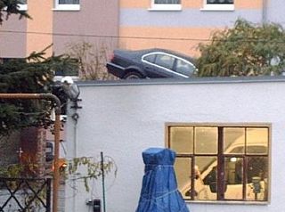 Sonstiges Auto (PKW) im Garagendach
