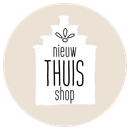 Een beige cirkel met daarin een wit silhouet van een traditioneel Nederlands grachtenpand en de tekst 