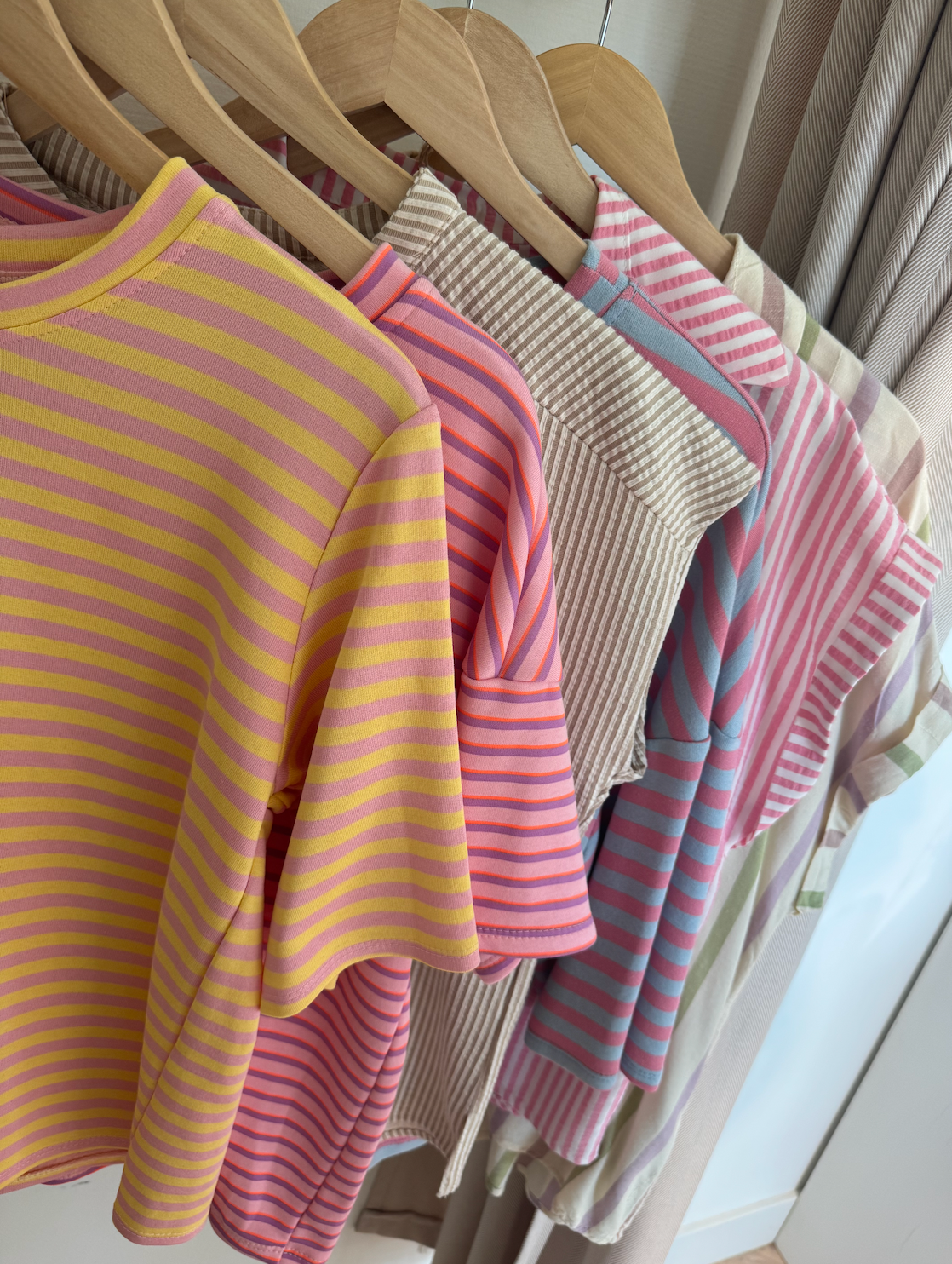 Kleurrijke gestreepte dames tops in roze, geel, lila en zandtinten bij Nieuw Thuis Shop in Zutphen.