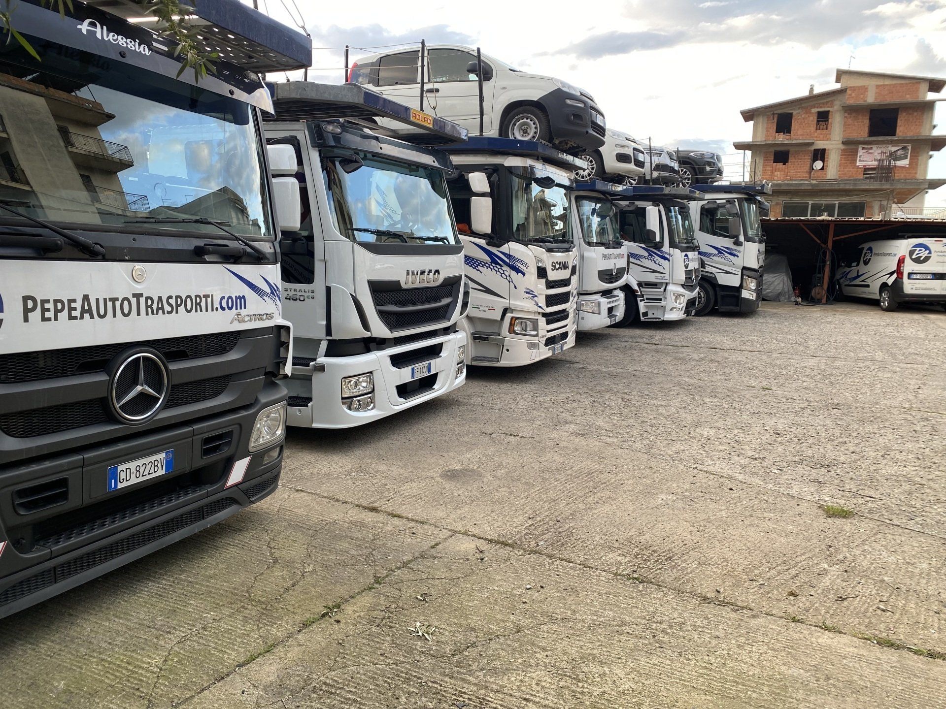 Una fila di camion sono parcheggiati in un parcheggio.