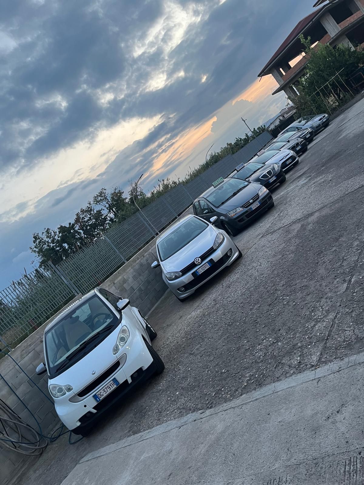 Una fila di auto è parcheggiata in un parcheggio.