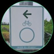 Bord met fietssymbool, pijl naar links en cirkel. Onderaan staat 