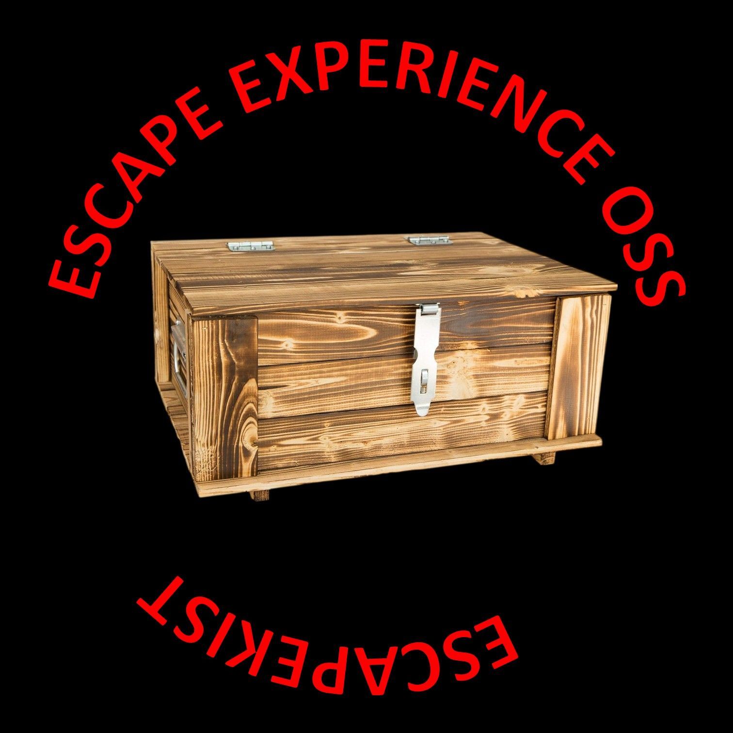 Houten schatkist met het logo van Escape Experience OSS. Rode tekst op een zwarte achtergrond.