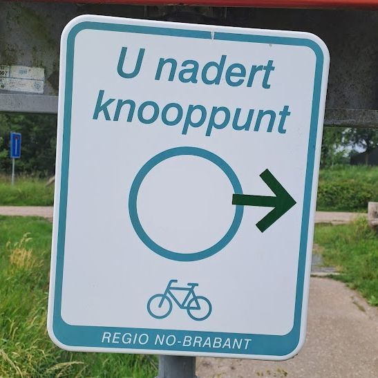 Bord met een cirkel, een pijl naar rechts en de tekst 