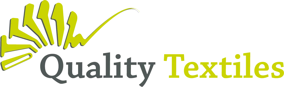 Logo voor Quality Textiles met een gestileerde gele zon en vinkje, en tekst in grijs en geel.