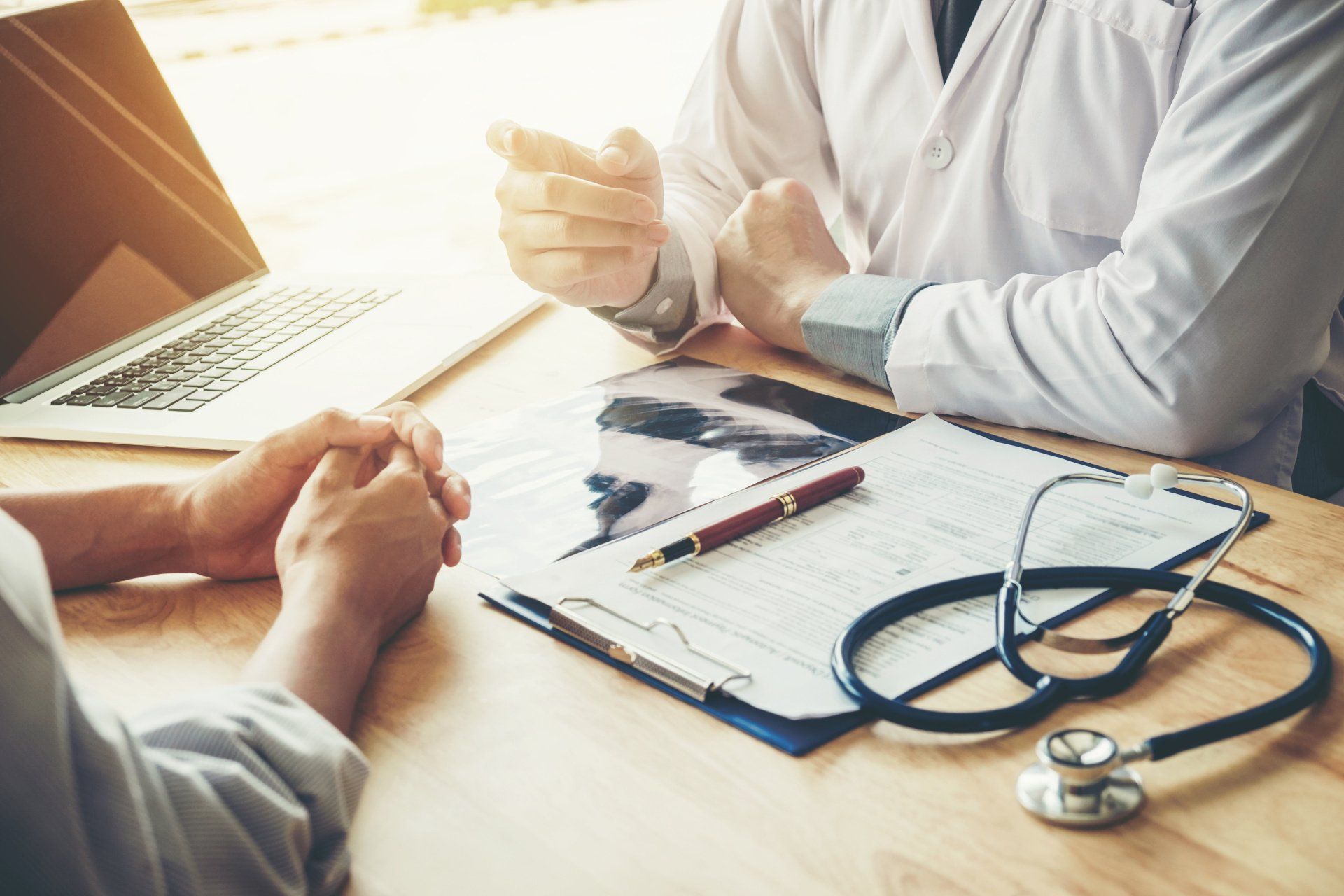 Arzt im Gespräch mit einem Patienten