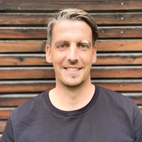 Der Geschäftsführer der Firma, Paul Koppisch, lächelt in die Kamera. 
