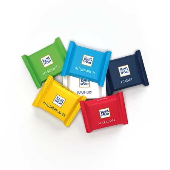 Fünf bunte Mini-Ritter Sport Verpackungen sind kreisförmig angeordnet.