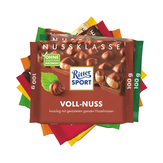 Ritter Sport Voll-Nuss Schokolade mit ganzen Haselnüssen auf brauner Verpackung, dahinter weitere bunte Verpackungen.