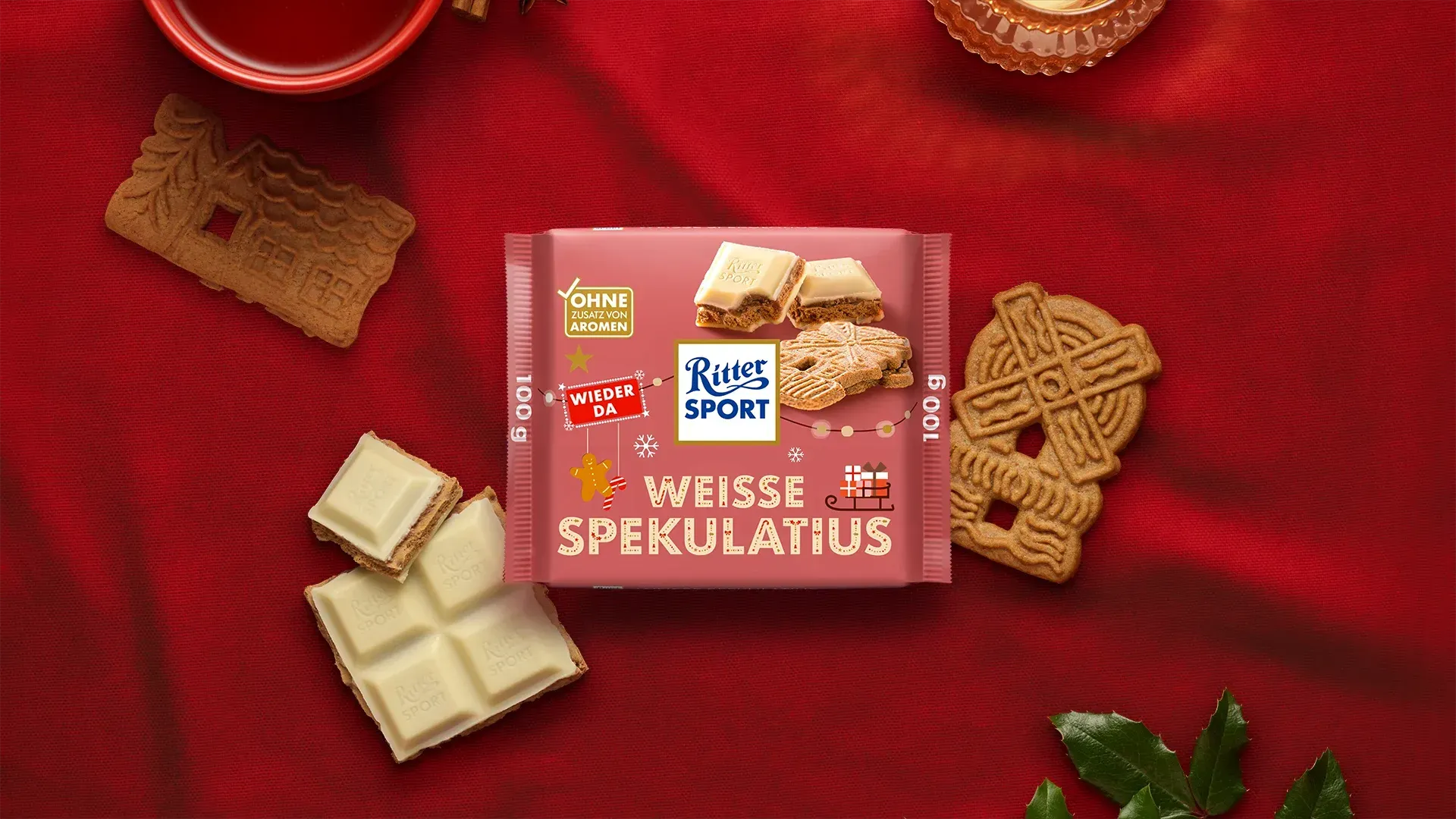Grüne, pyramidenförmige Geschenkbox mit festlicher roter und goldener Dekoration auf dunkelgrünem Hintergrund. 
Bild wurde mithilfe von KI erstellt.
