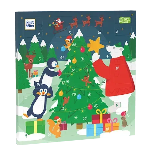 Weihnachts-Adventskalender mit Pinguinmotiv: Weihnachtsmann schmückt einen Baum, Geschenke und Rentiere in einer verschneiten Landschaft.