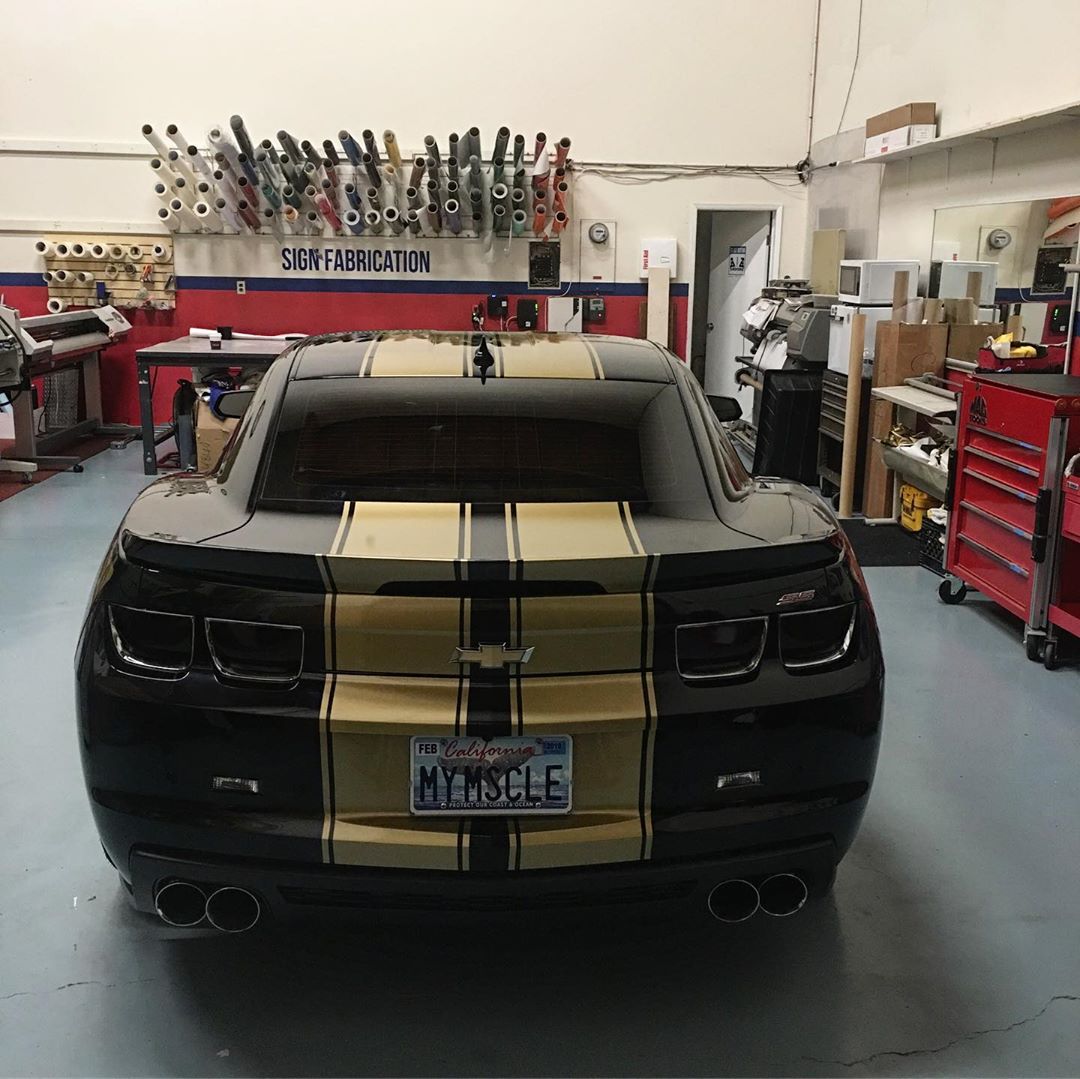 A black car with a license plate that says muscle