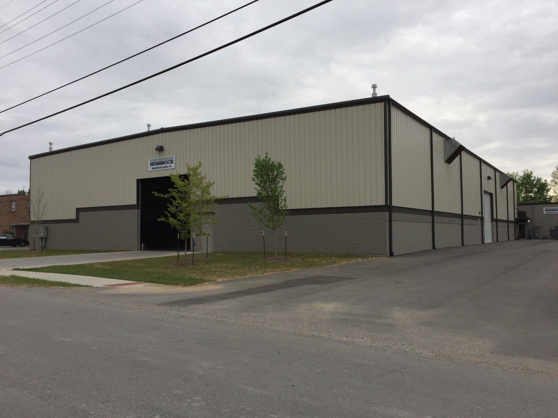 A large building with a sign that says cnc on it