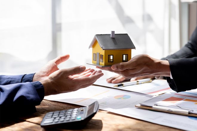 Real Estate Broker, Client and House Model