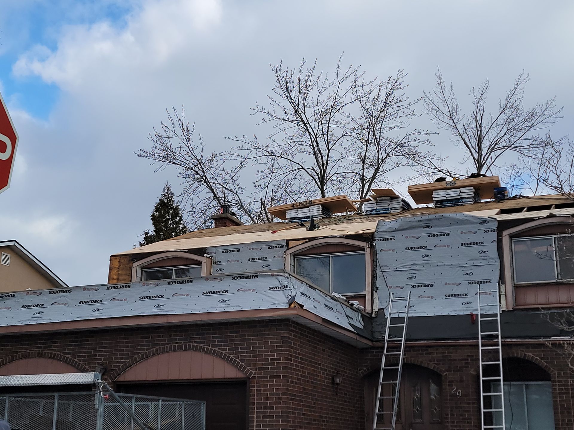 Une maison en brique avec un panneau d'arrêt en arrière-plan