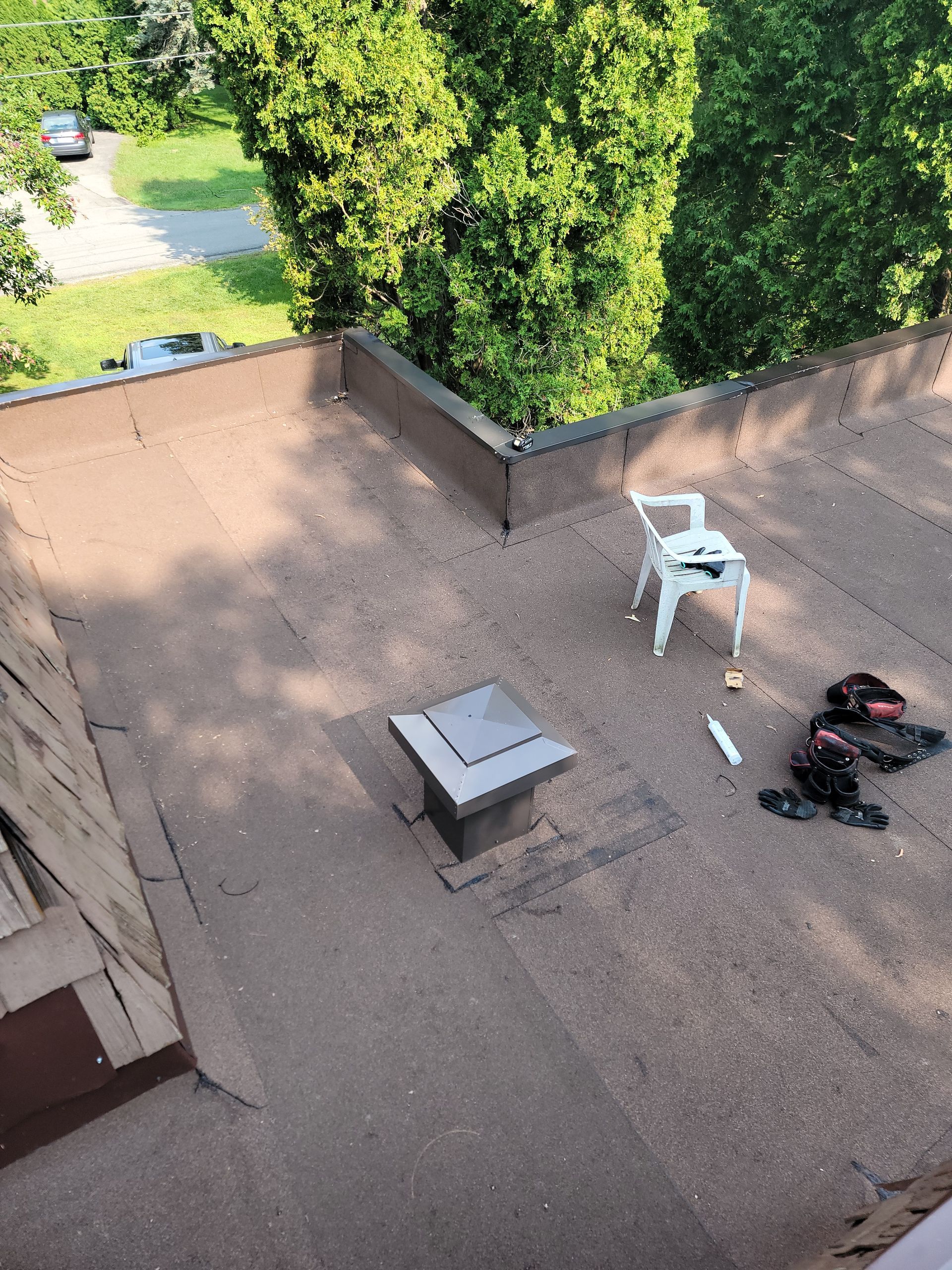 Un toit avec une chaise et une table dessus