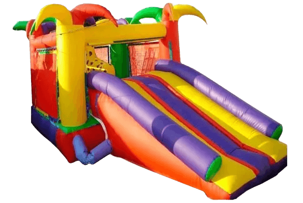 Una colorida casa inflable con un tobogán adjunto.