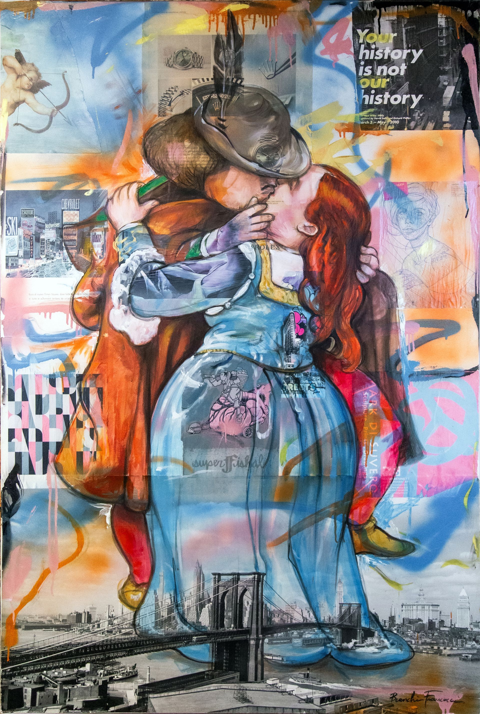 Un dipinto raffigurante una coppia che si bacia, con sovrapposizioni di graffiti, pennellate colorate e la silhouette del ponte di Brooklyn.
